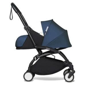 Reiswieg huren babyzen yoyo2 met geboortepack reiswieg air france blue met zwart frame zijaanzicht