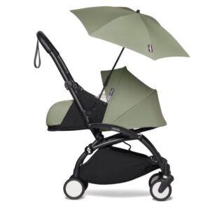 Babyzen Yoyo opvouwbare reiswieg olive green met geboortepack en parasol uitgeklapt zijaanzicht