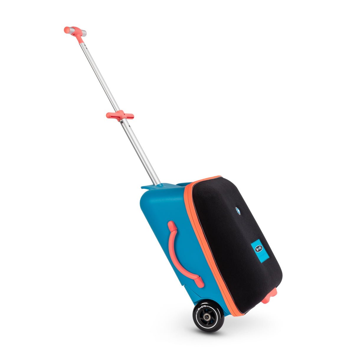 Micro Eazy luggage ocean blue trolley koffer met zitje uitgeklapt handvat staand op twee wielen zijaanzicht