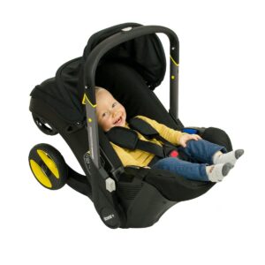 Doona autostoel buggy zwart ingeklapt met model