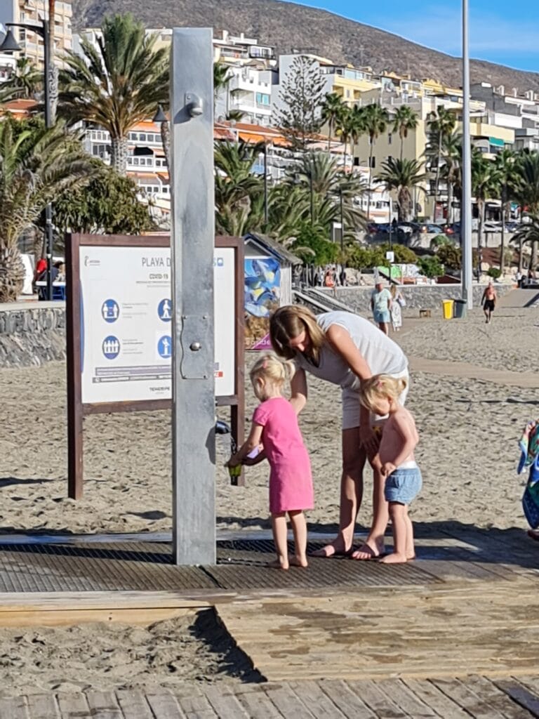 strand playa de las americas met twee kinderen