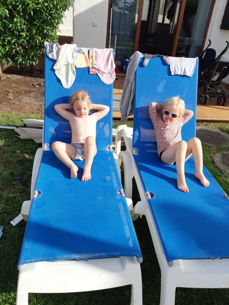 een peuter en kleuter op een ligbed voor HD parque crristobal tenerife