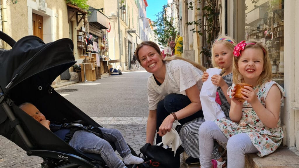 Moeder en kinderen eten een broodje op vakantie