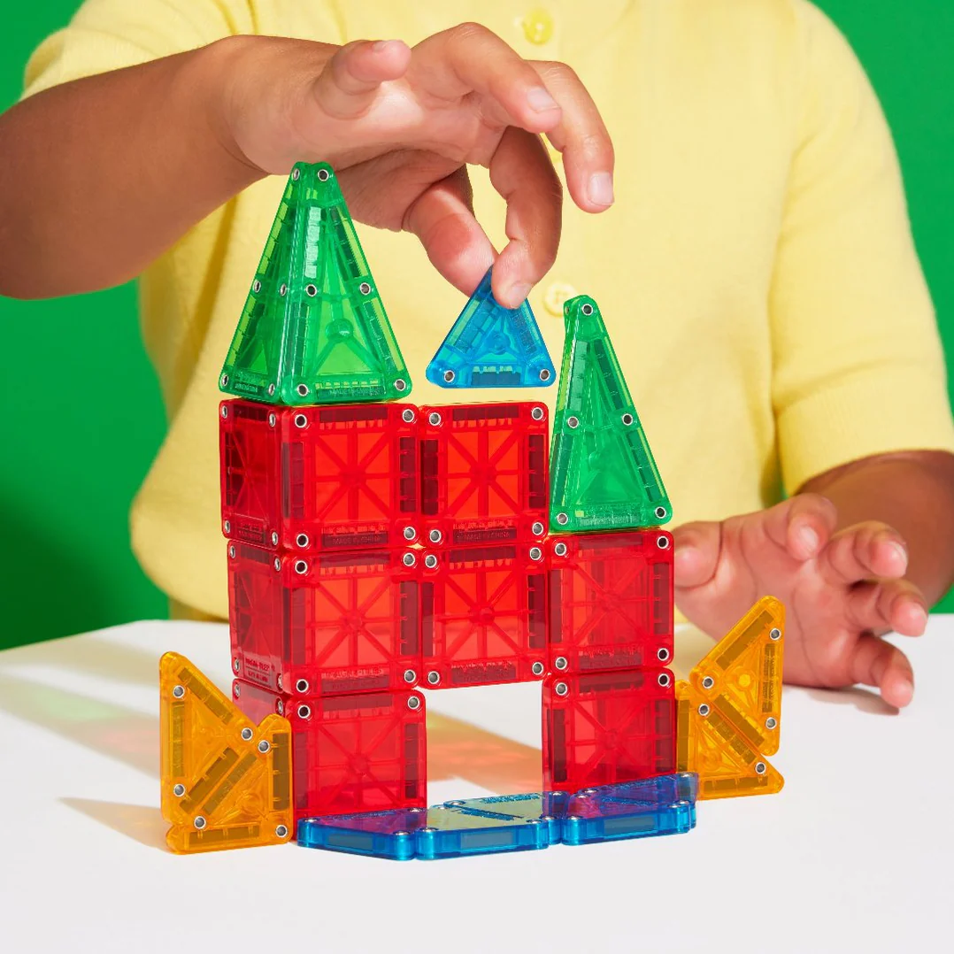 Kind bouwt fantasierijke creaties met Magna-Tiles MicroMags