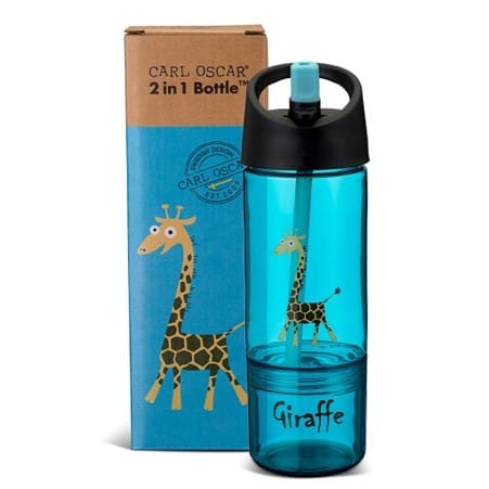 Carl Oscar 2-in-1 waterfles kinderen met snackbeker en dierenmotief . Kleur blue Giraffe met verpakking erachter