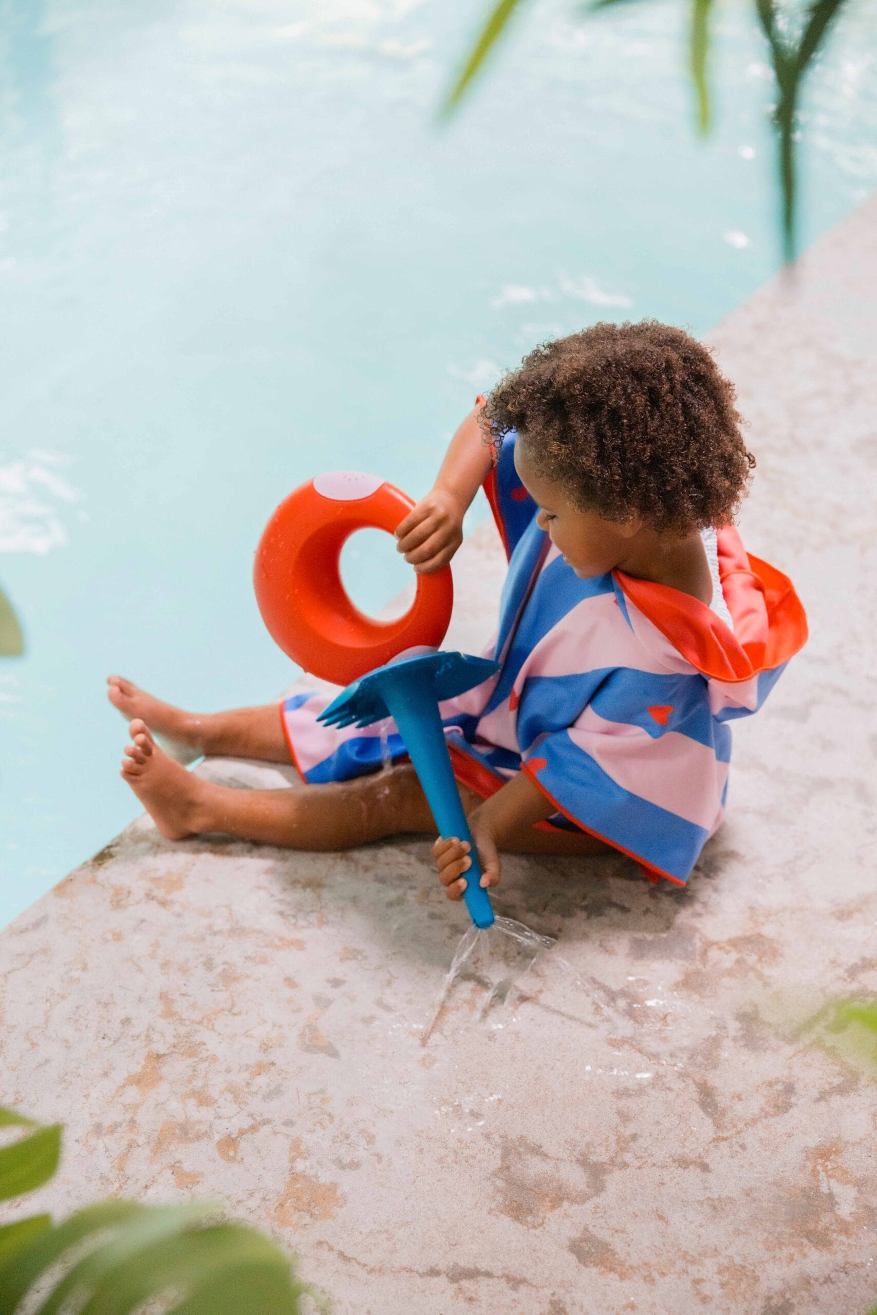 kleurrijke strandponcho voor kinderen van quut