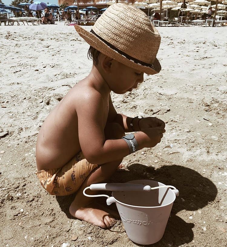 scrunch zand en waterspeelgoed-emmer opvouwbaar . Jongen op het strand
