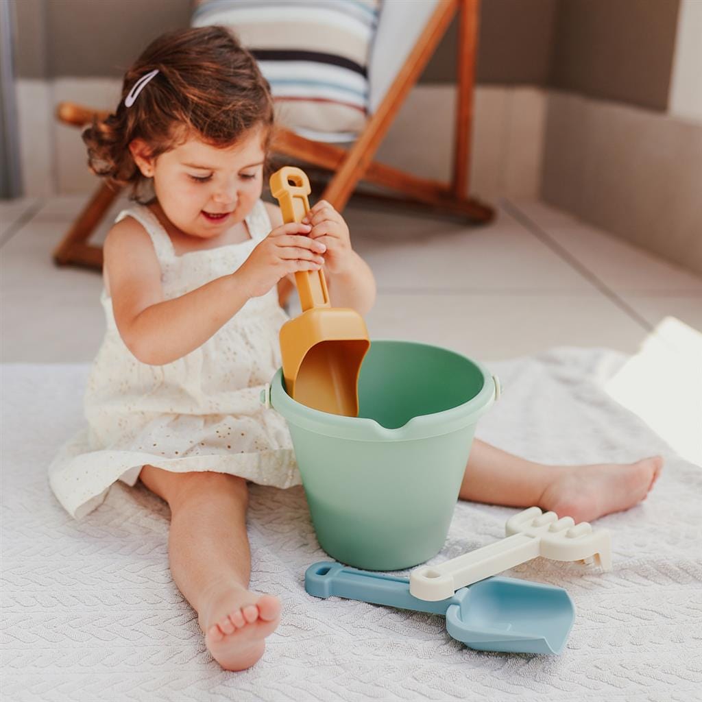 kind speelt met miniland eco strandspeelset kleur groen