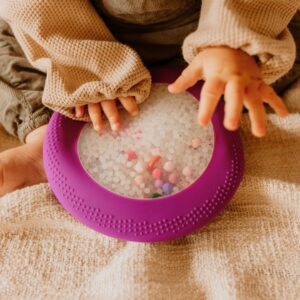 Jellystone-Designs-Peekaboo-sensorisch-zakje-melkweg sensorisch draagbaar speelgoed