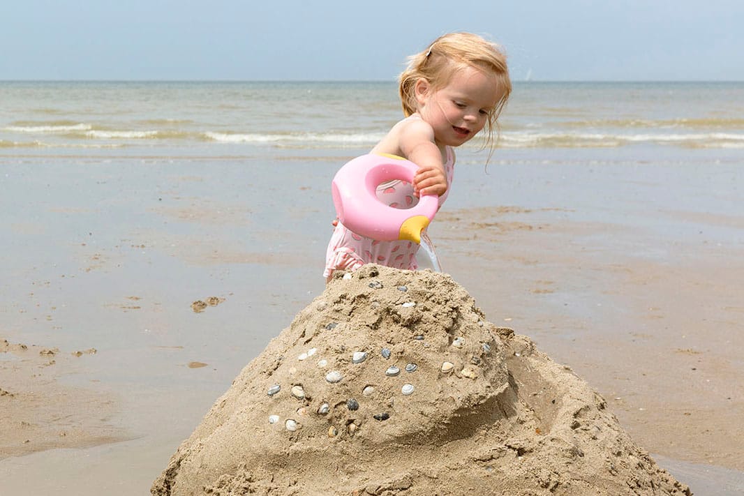 Quut-Cana-gieter-Banana-Pink-500ml-small voor op het strand