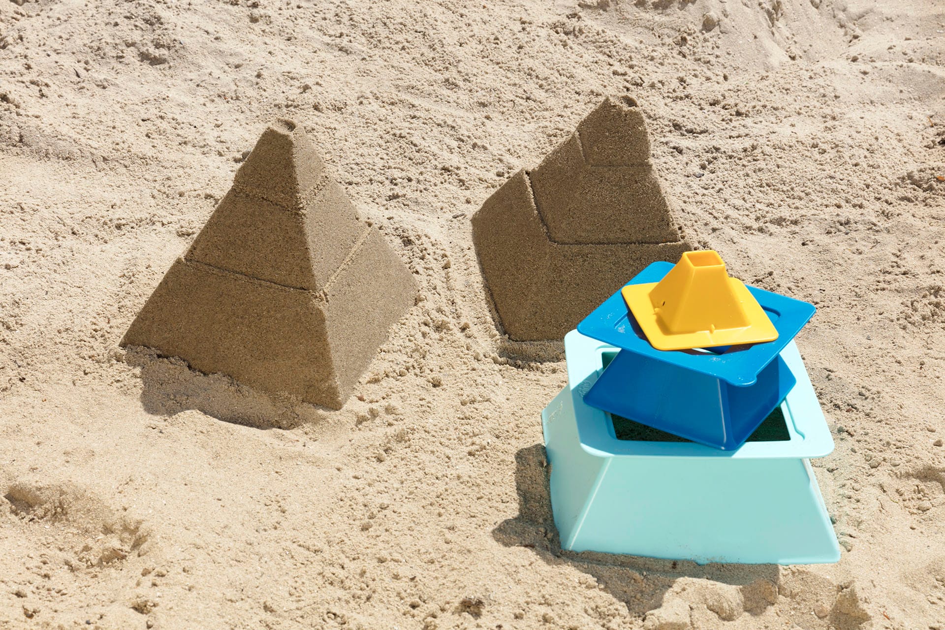 Quut-Pira-zandstapeltoren met twee pyramides zandtorens
