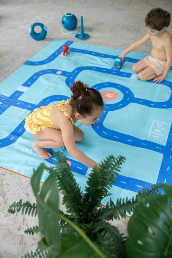 Quut- PlayTowel- XL-180 x 180 -Road- gemaakt van 100% microvezel strand en speelhanddoek voor kinderen