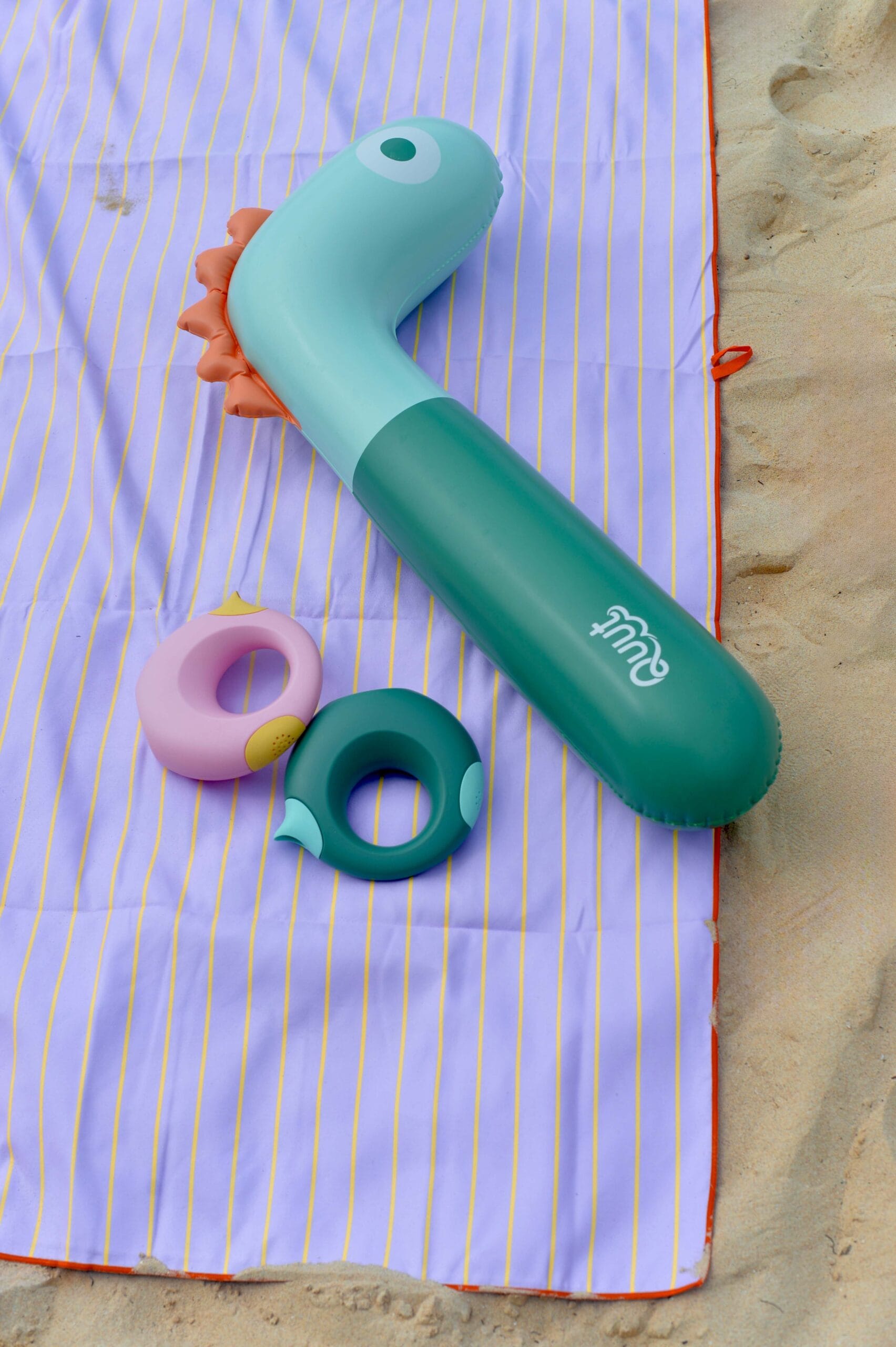 Quut-strandhanddoek met dino zwemnoodle