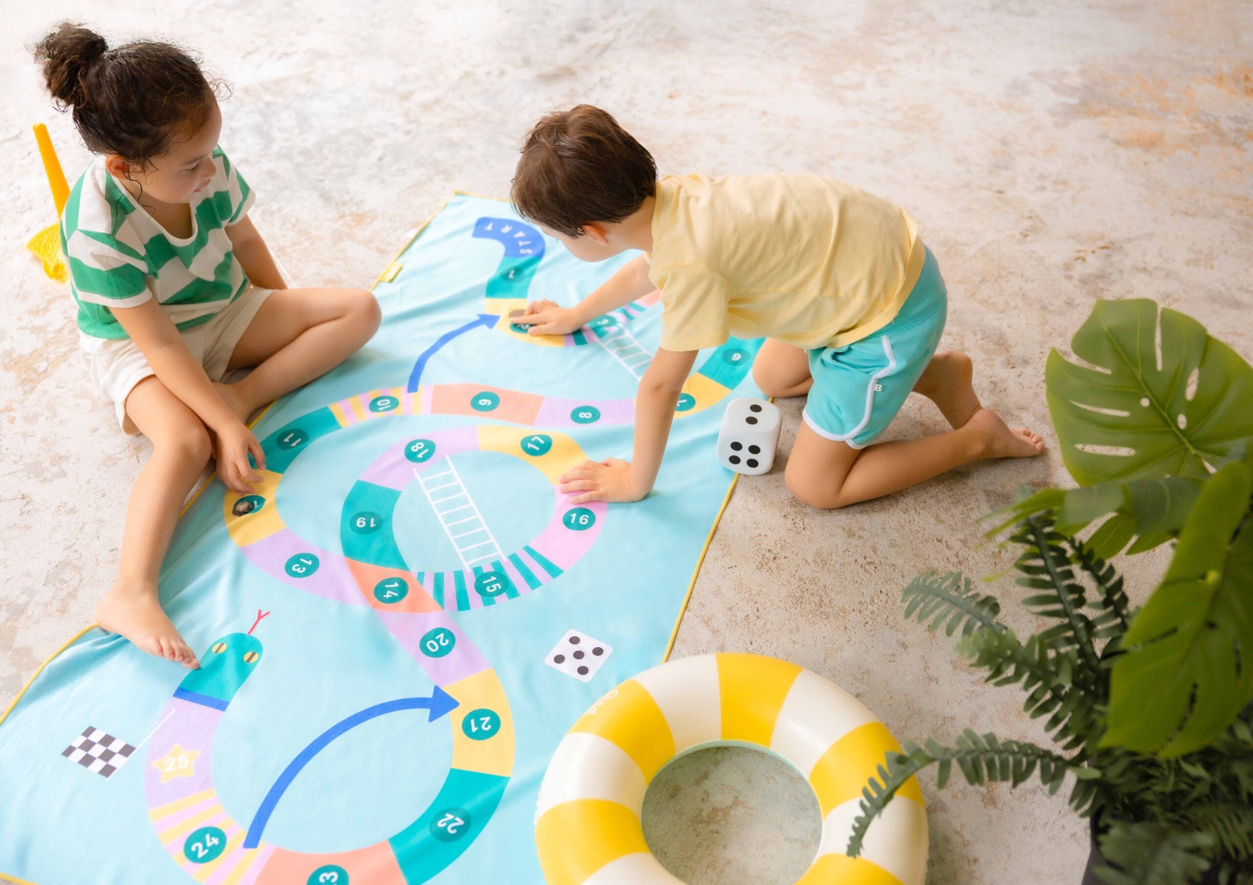 Quut-Playtowel L-180 x 100 cm snaackes&ladders strandhanddoek voor kinderen
