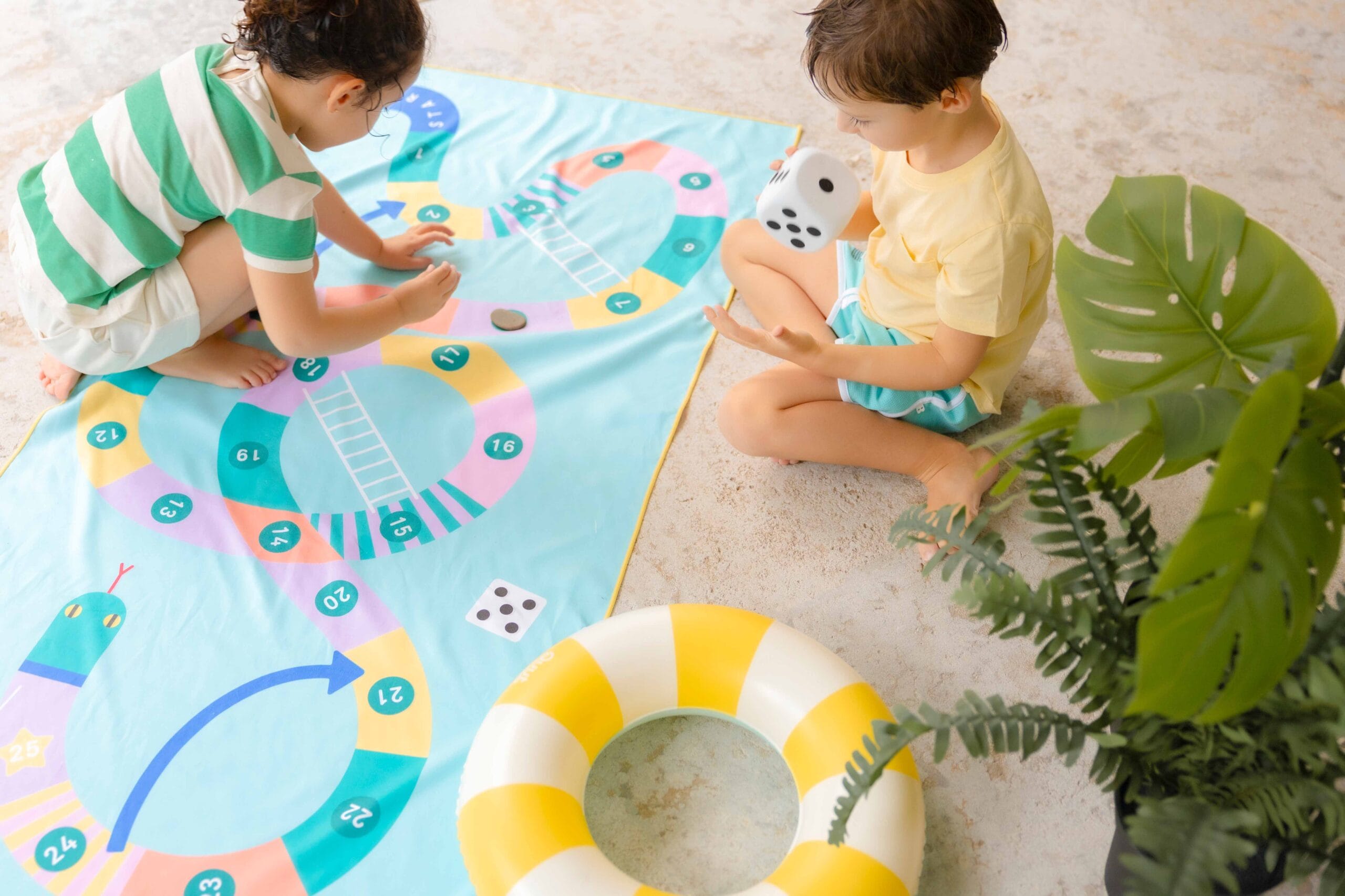 Quut-Playtowel L-180 x 100 cm snaackes&ladders- kinderen op strandlaken van quut