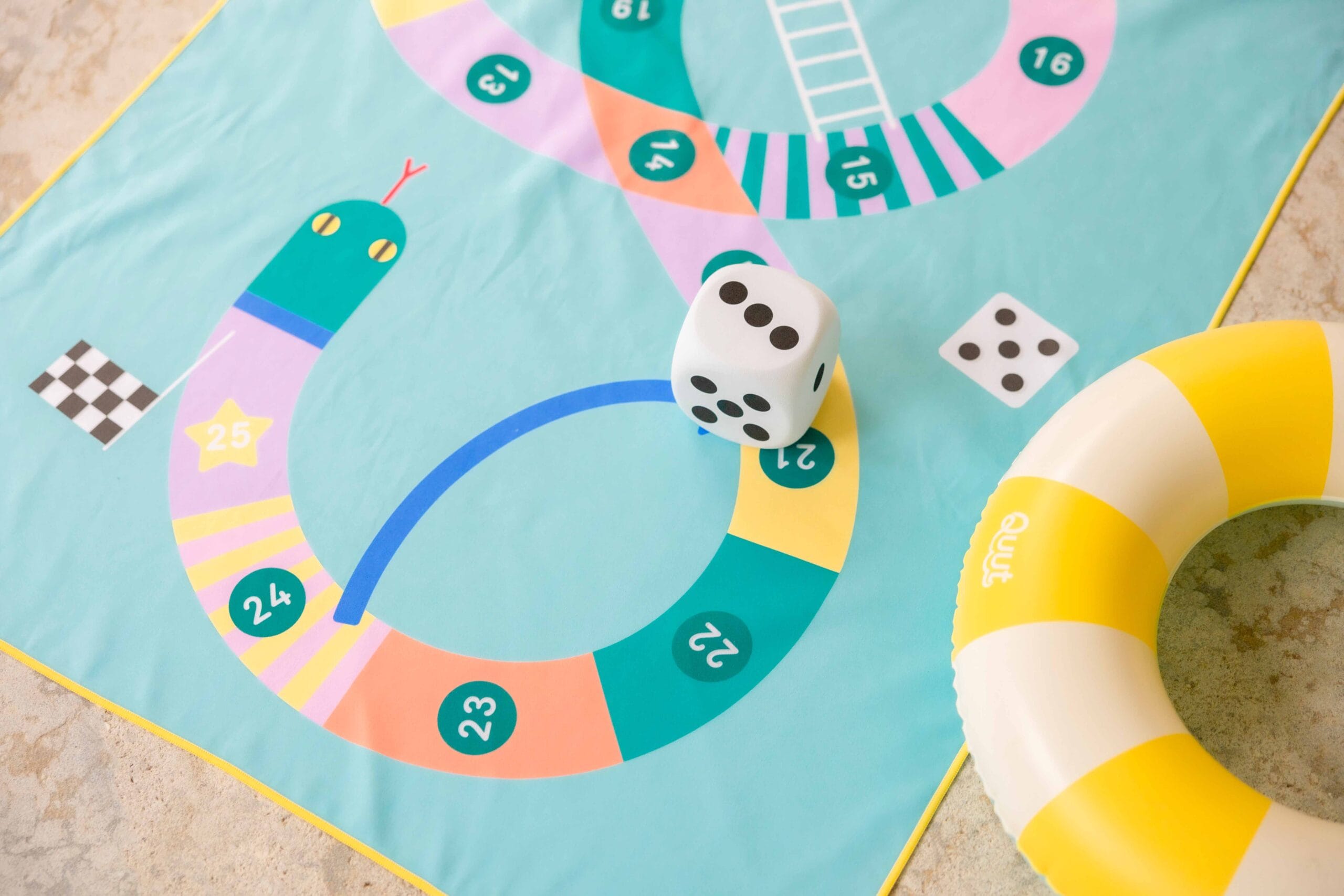 Quut-Playtowel L-180 x 100 cm snaackes&ladders speelhanddoek voor kinderen op vakantie en op reis