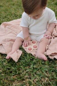 Mushie sensorisch speelgoed voor baby en peuters onderwerg