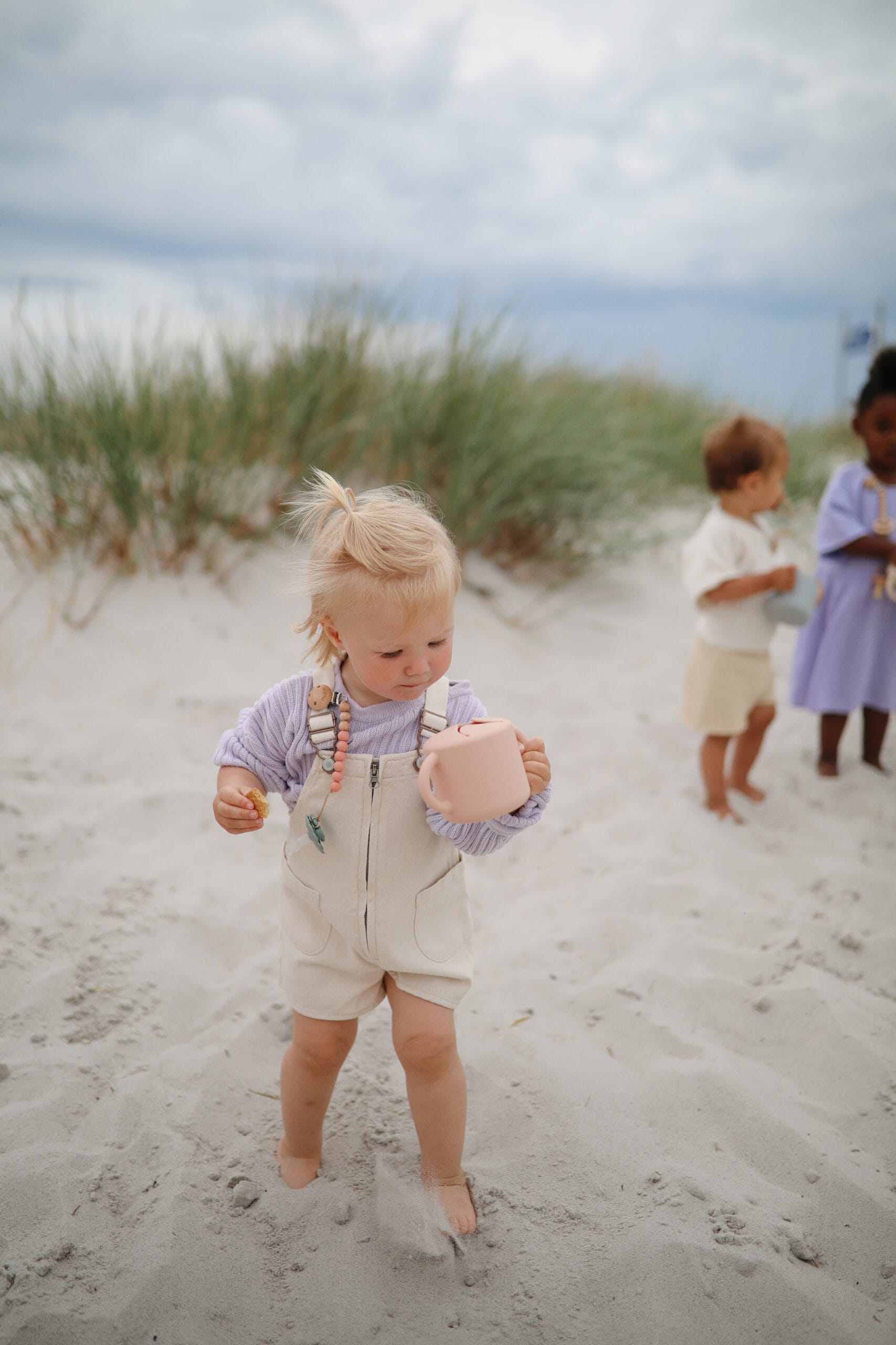 Mushie silliconen snackbeker eten voor kinderen onderweg
