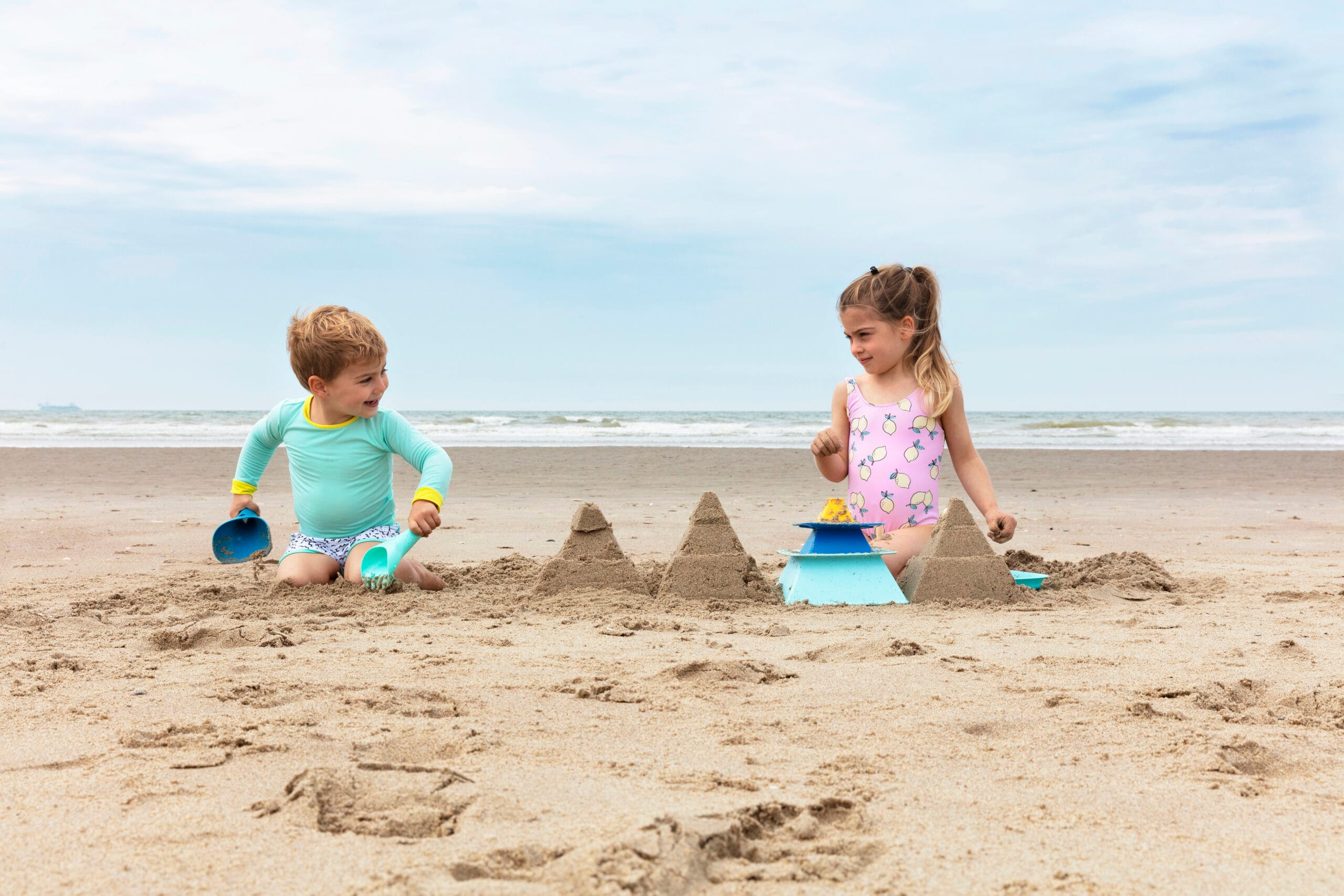 quut_raki_ocean_ kinderen spelen met raki schep en hark op het strand