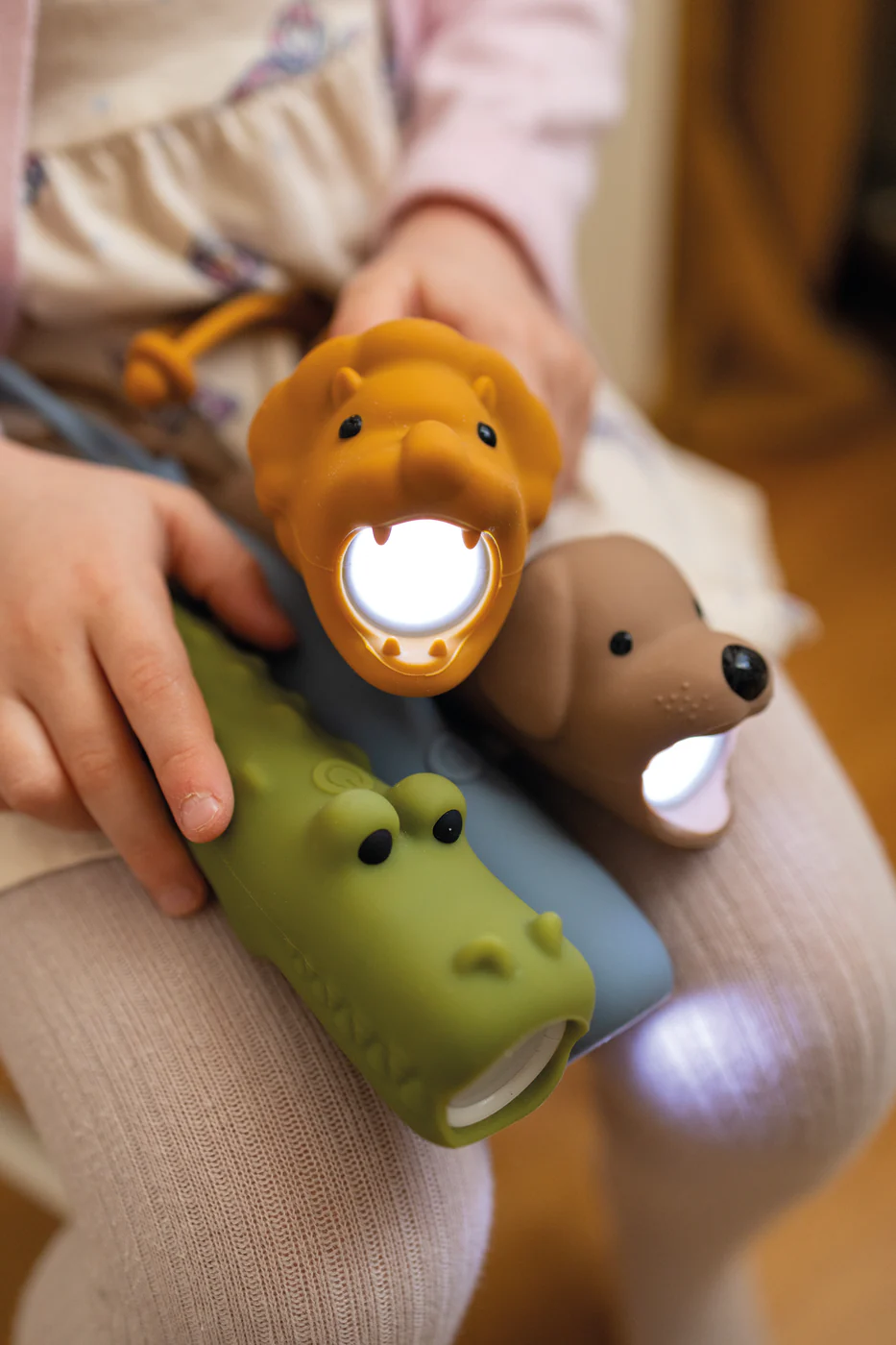 dimbaar nachtlampje en zaklampjes peuter krokodil leeuw haai en hond van Rabbit and Friends