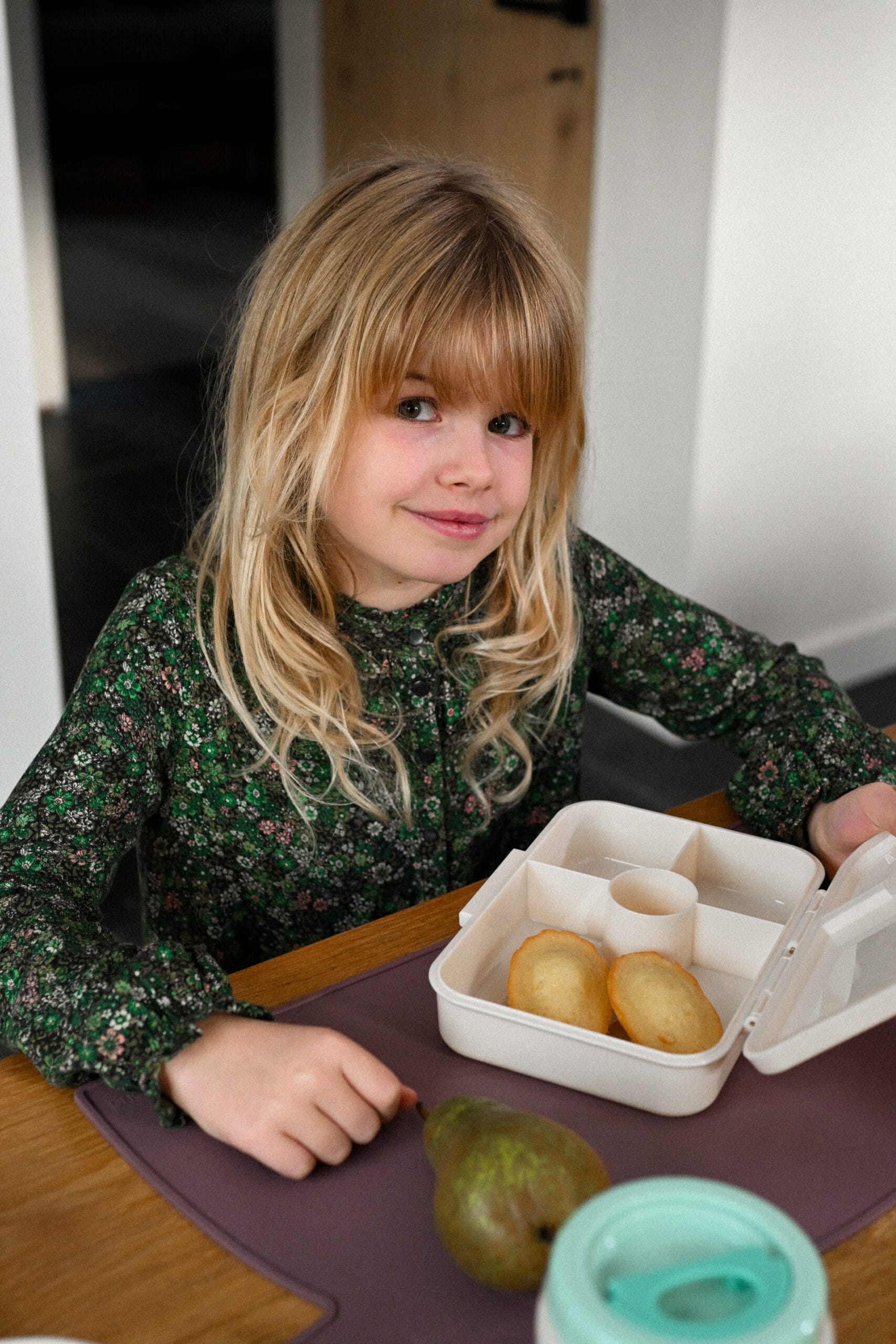 meisje met tritan lunchtrommel en eten erin