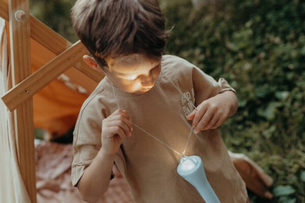 zaklamp kind voor op reis en op de camping van kidywolf