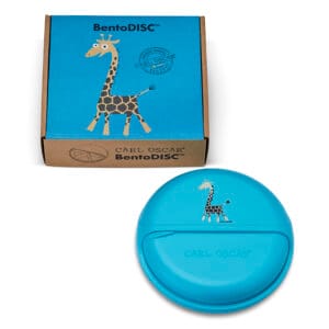 Kindvriendelijke snackbox giraffe turquoise van Carl Oscar – ideaal voor onderweg . Verpakkingsfoto met artikel ernaast