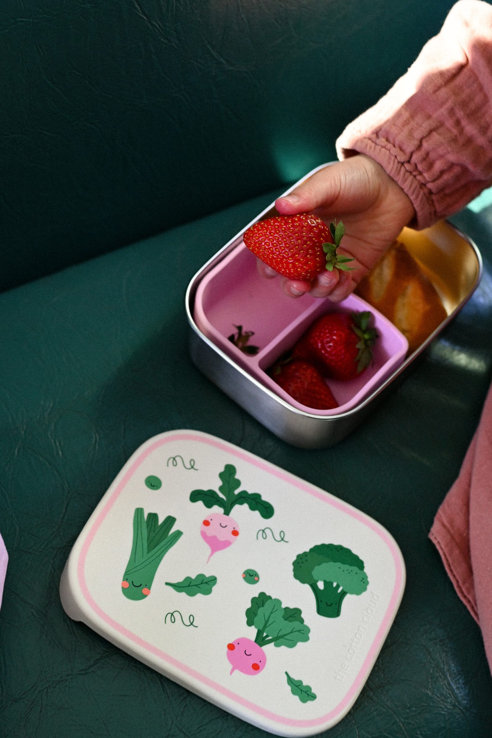 The_Cotton_Cloud_RVS_lunchbox_veggie_pals_ boodtrommel open met daarin vakjesverdeling fruit