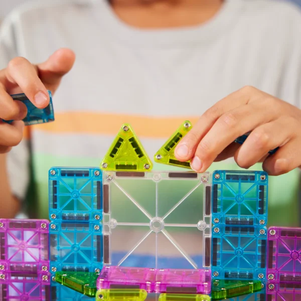 Magna_tiles_travel_deluxe_reisset_55_stuks_8 kind bouwt met magnetische blokken