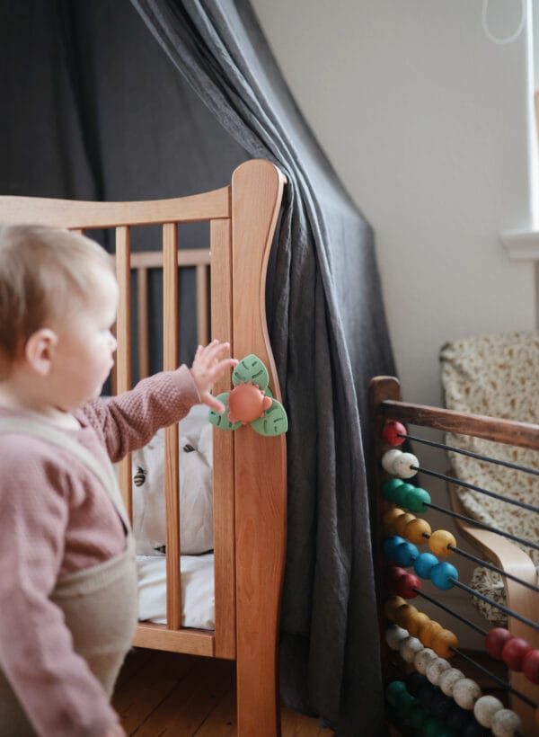 Mushie_babyspeeltje_spinner_met_zuignap_dino mushie draaispeeltje baby vanaf 10 maanden