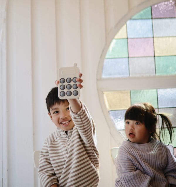 mushie press toy telefoonvorm