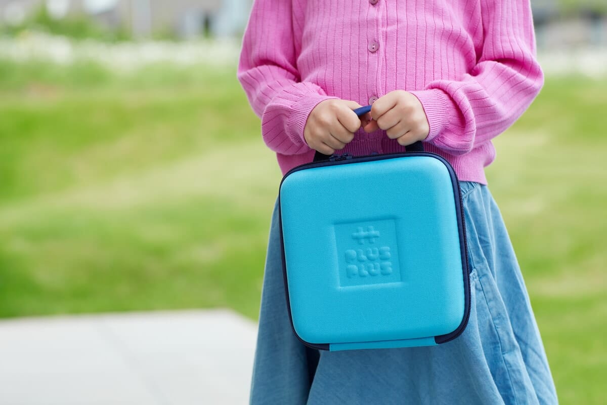 creatief speelgoed in draagkoffer met bouwplaat