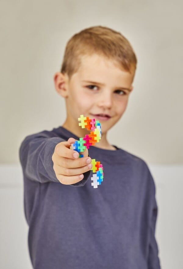 plus plus mini neon mix bouwblokjes kind laat creatie zien