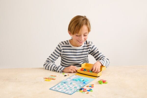 Plus_plus_activity_pad_ocean_125 _stuks kind bouwt vis van plus plus blokjes