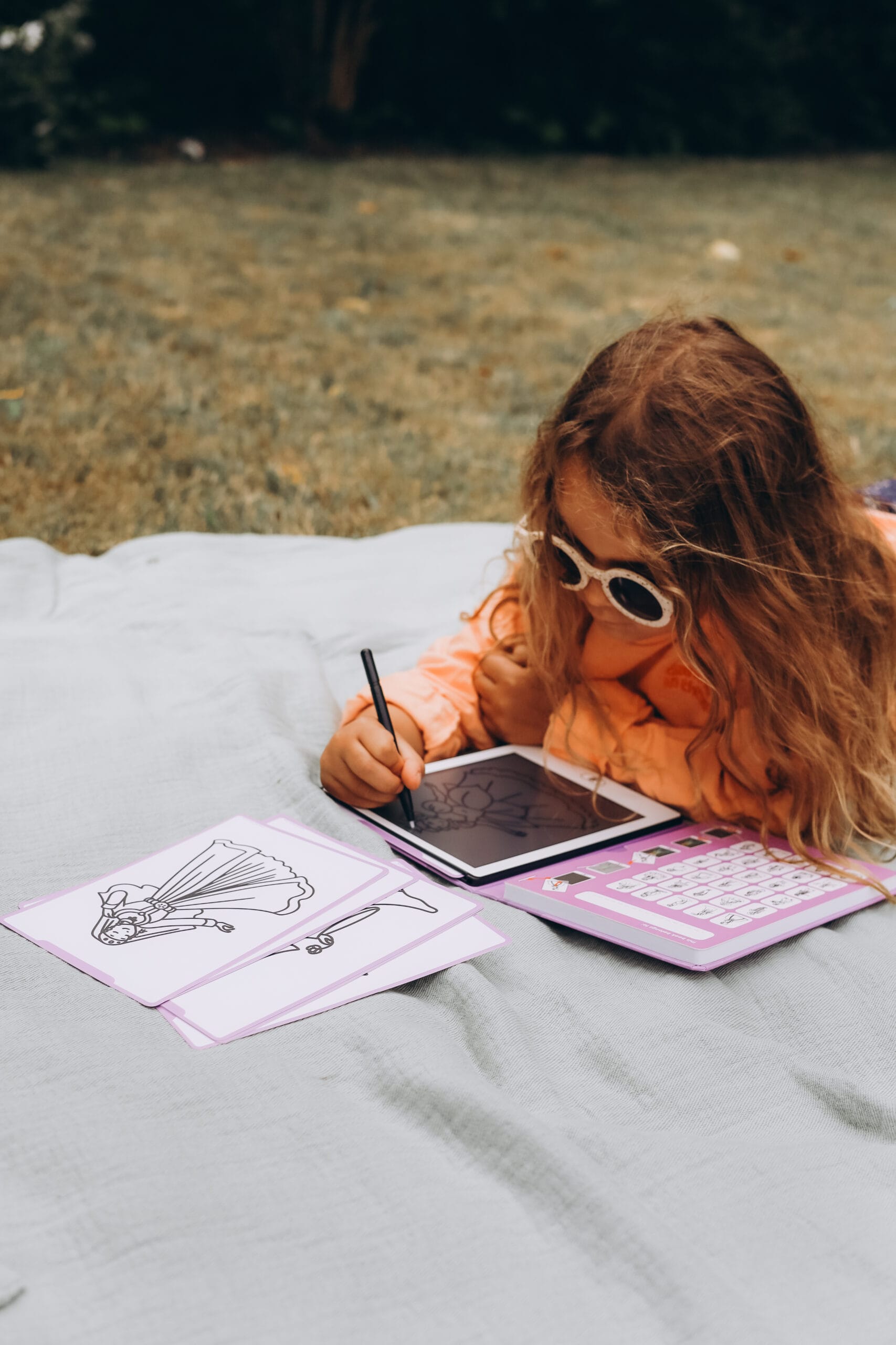 kind tekent op kidydraw mini tekentablet onderweg