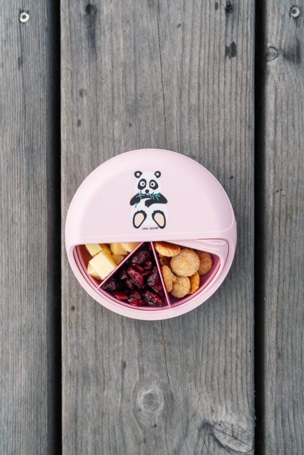 Close‑up van de compartimenten in de Bentodisc Pink Panda snackbox