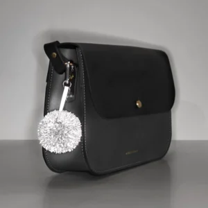 Zachte reflecterende pom‑pon tashanger – modieus accessoire voor kinderen als aanvulling op EN13356‑reflector