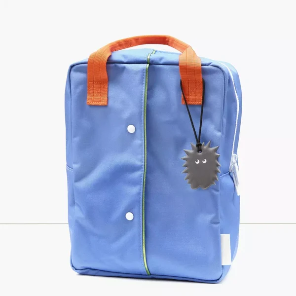 Firefly_Fuzzy _Friend_Soft_Shape_Charcoal_Reflecterende_hanger_voor_rugzak reflecterende hanger hangt aan een schooltas