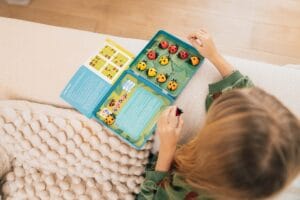 SmartGames LogiBugs magnetisch puzzelspel – 3D reisspel met lieveheersbeestjes in metalen doosje