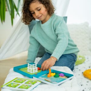 Kind speelt Turtle Tactics– magnetisch reisspel