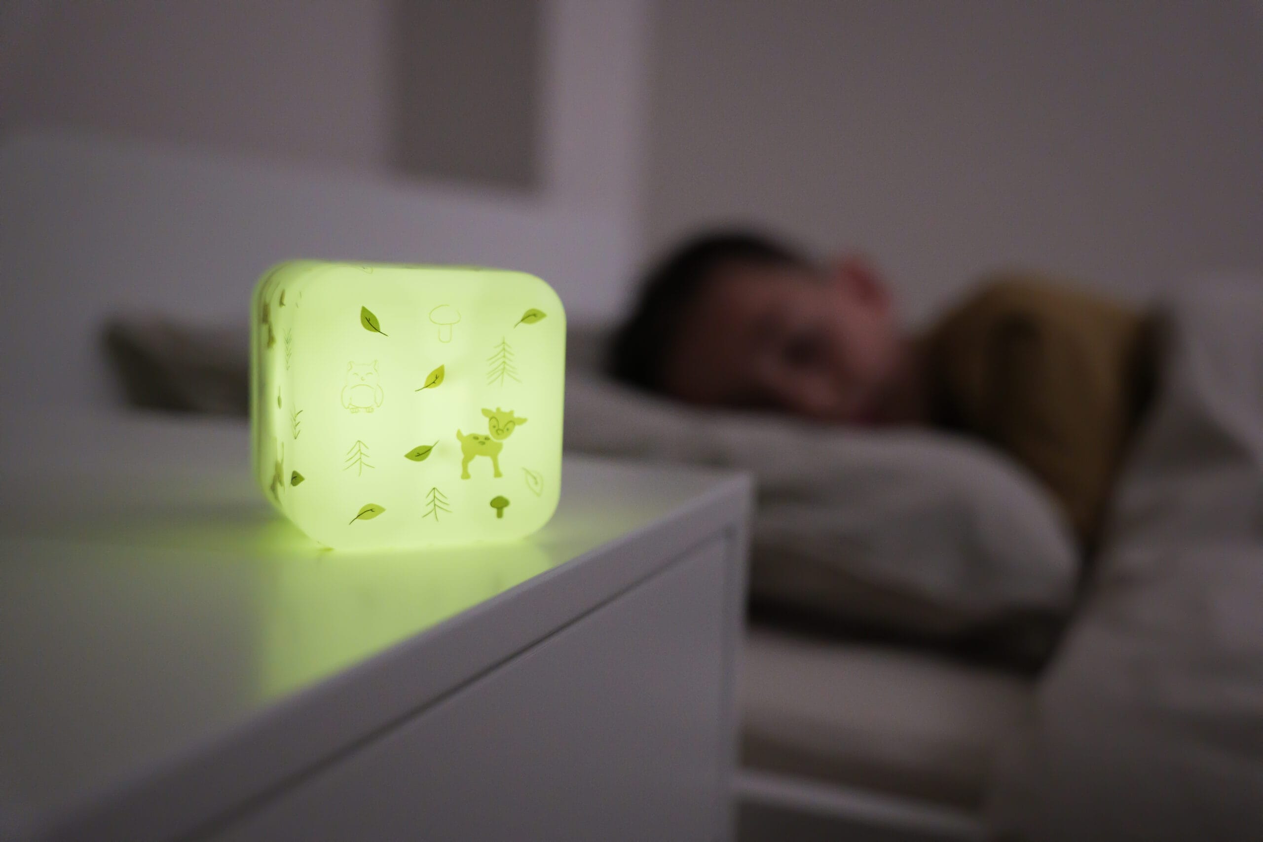 Plug‑in nachtlampje Cube B Bos op nachtkastje