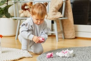 kind-speelt-met-plus-plus-big-pastel-bouwset