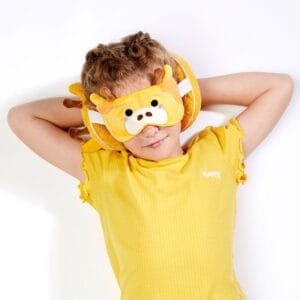 pluche reiskussen kind met geïntegreerd slaapmasker en haakje - giraffe variant