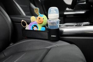 Gezin onderweg met auto organizer tussen de stoelen