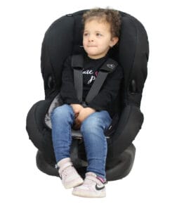 kind in de auto plasmat in de stoel