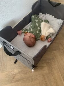Binnenzijde Dooky Traveller met foam matrasje – comfortabele ligplek voor baby 0–6 maanden