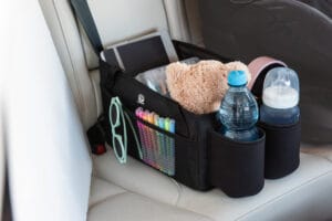 Dooky_achterbank_organiserr_sfeerfoto met spulletjes erin