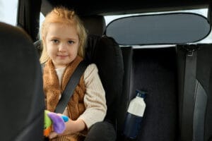 Dooky achterraam zonnescherm op autoachterruit, kinderen achterin comfortabel