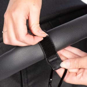 Klittenband bevestiging van kinderwagenhaak, stevig vastgetrokken