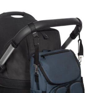 Luiertas hangt aan buggyhaak, handen vrij tijdens wandeling